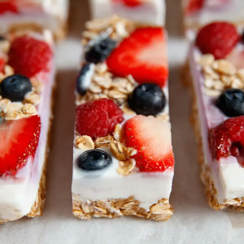 No-Bake Frozen Yogurt Berry Granola Bars: Easy Recipe